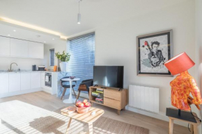 Fabulous Central Apt - With Balcony & Parking